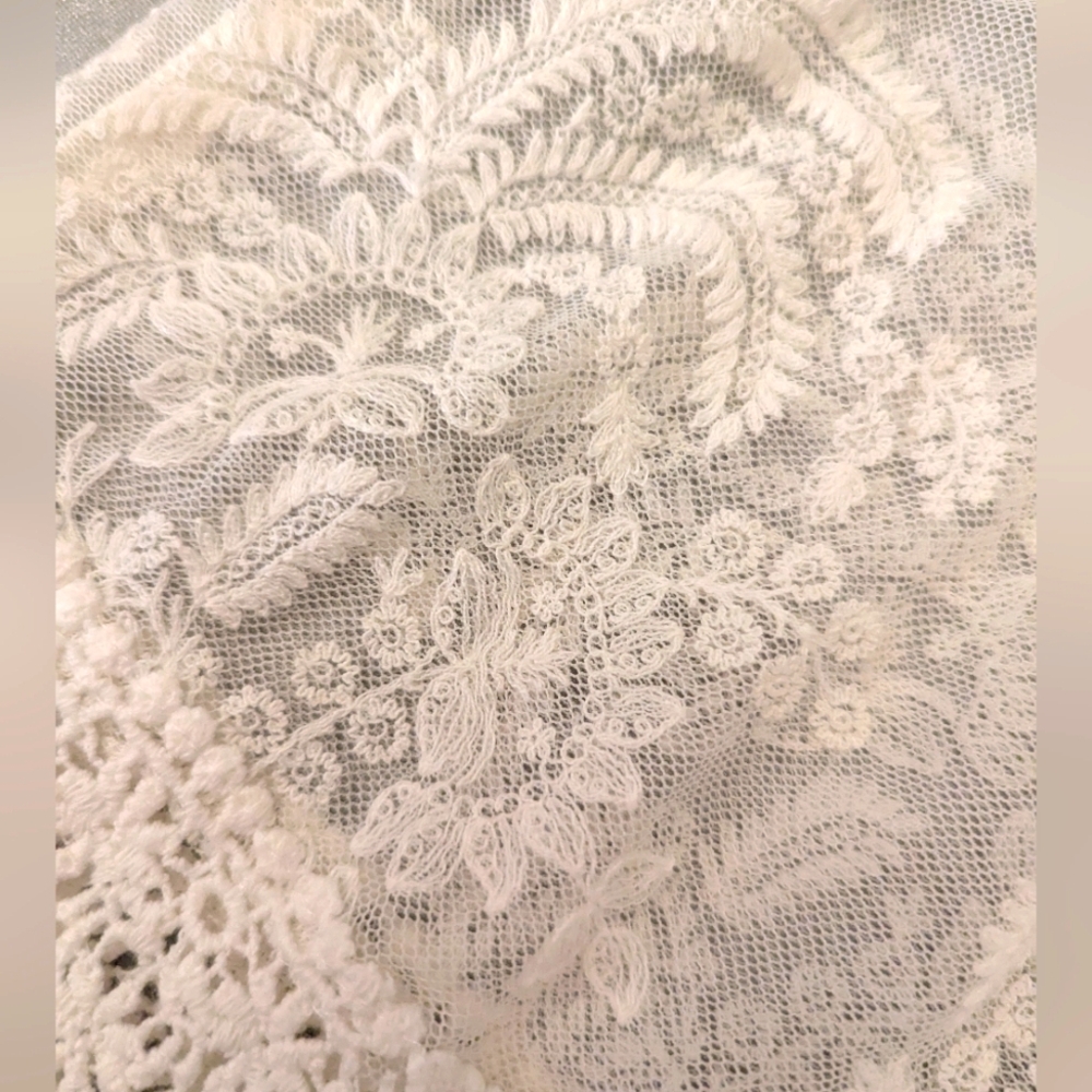 Pins & Needles White Lace Embroidered Vest with Crocheted Edge Size Medium - Picture 2 of 9